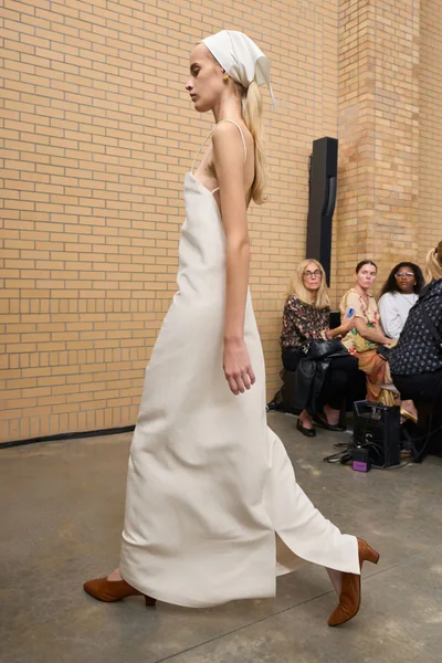 Look 10